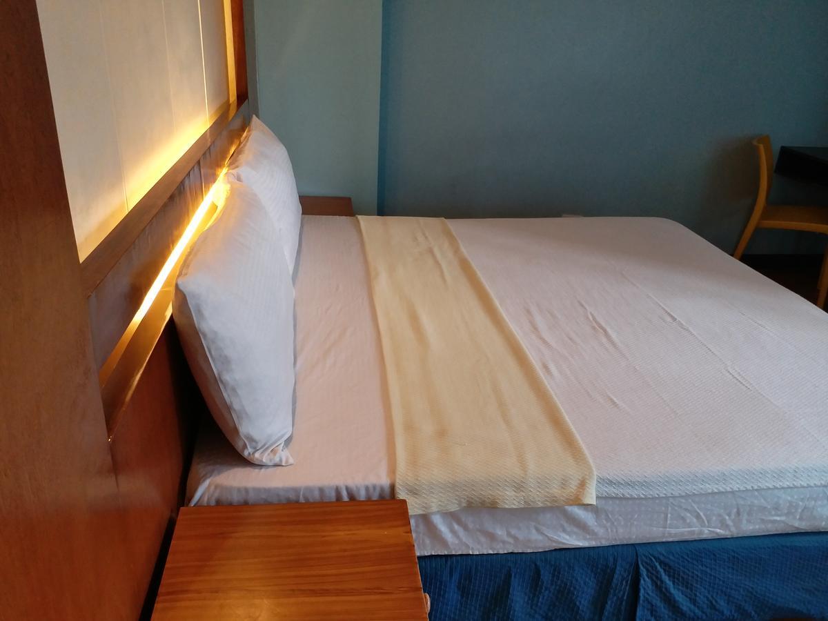 Leesons Residences Манила Екстериор снимка